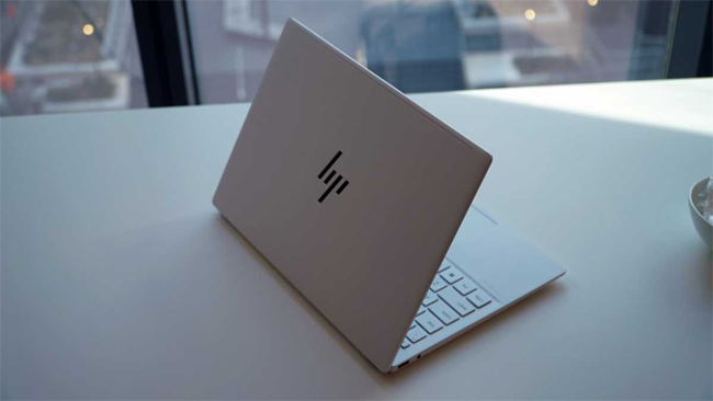 The HP OmniBook 7 Aero has a premium magnesium-aluminum alloy chassis.